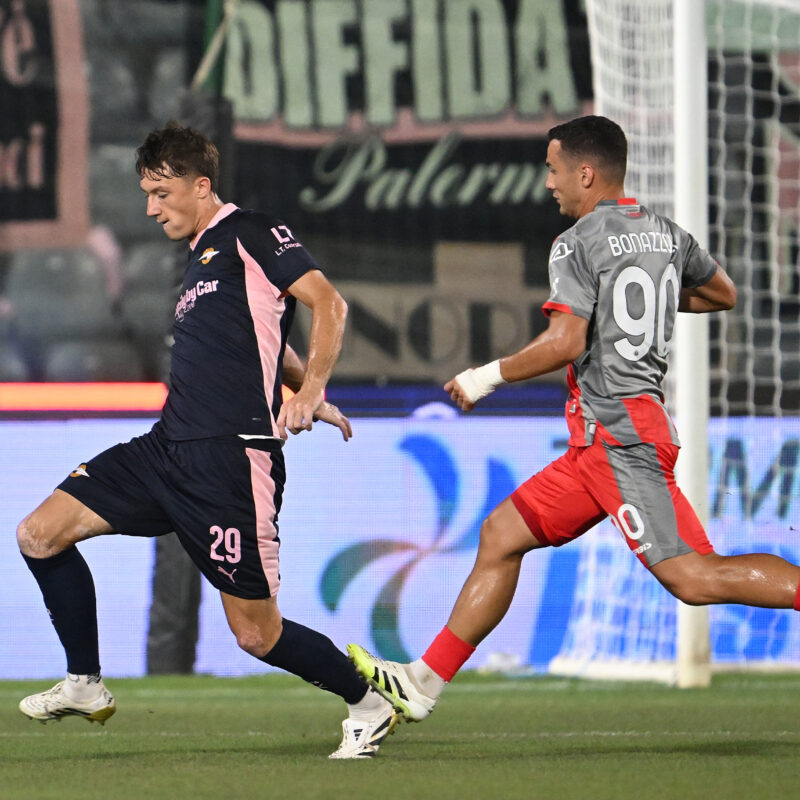 Peda in azione contro la Cremonese(Foto Tullio Puglia)