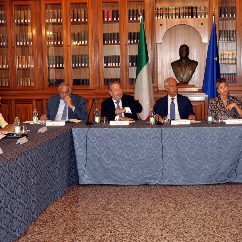 Il comitato per l'ordine e sicurezza in prefettura con il ministro Matteo Piantedosi (Foto Alessandro Fucarini)