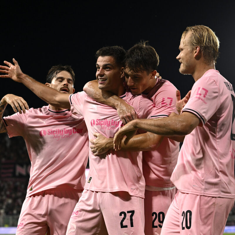 I giocatori del Palermo con Pippo Inzaghi durante una pausa della partita con il Manchester City (foto Puglia)
