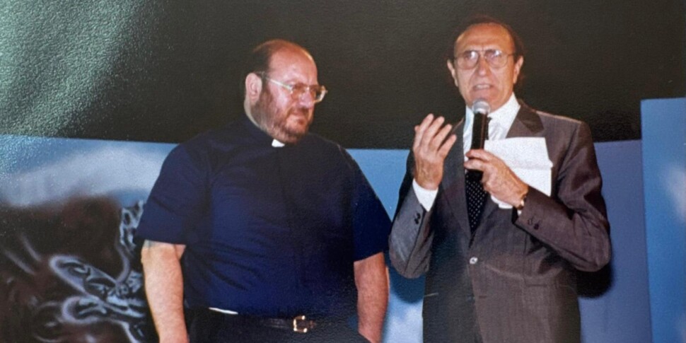 https://assets.gds.it/2025/08/Pippo-Baudo-e-Don-Di-Noto-970x485-1755445403.jpeg