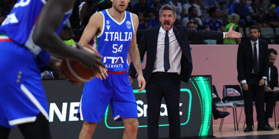https://assets.gds.it/2025/08/Pozzecco-coach-Italia-basket-970x485.jpeg