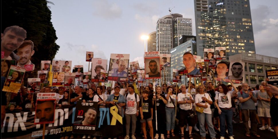 https://assets.gds.it/2025/08/Protesta-a-Tel-Aviv1-970x485.jpeg