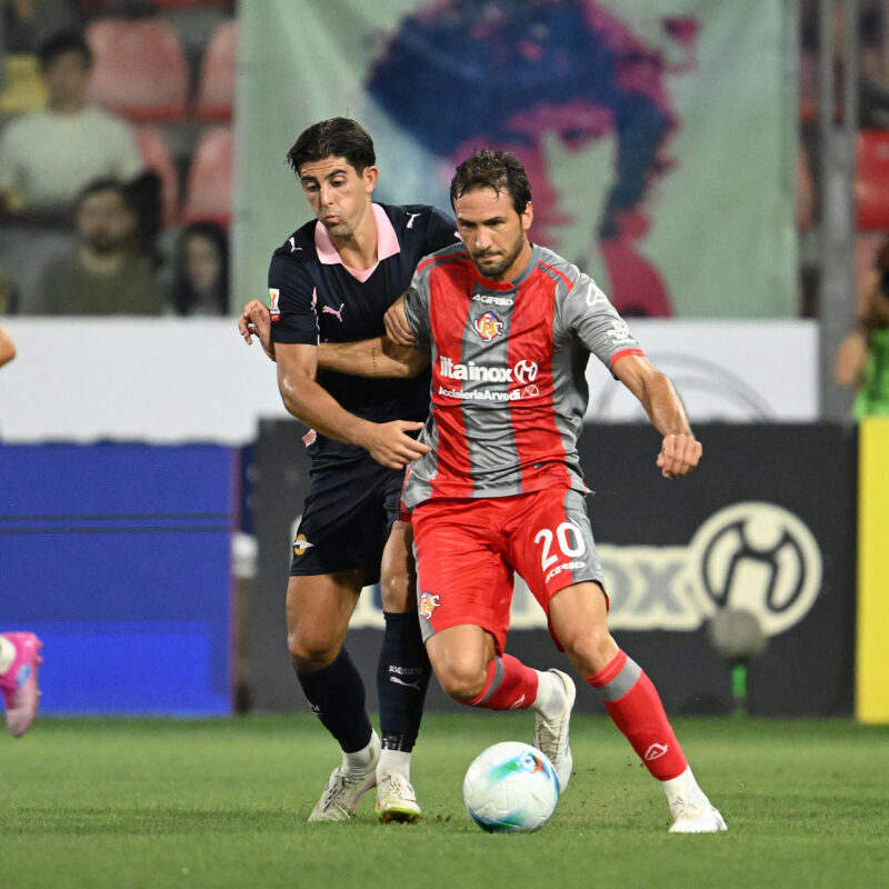 Cremona 16/08/2024: Filippo Ranocchia of Palermo FC battles for the ball with Franco Vazquez of US Cremonese durante la partita di Coppa Italia Frecciarossa 2025-2026 Cremonese vs Palermo allo Stadio Giovanni Zini di Cremona(Foto Tullio Puglia)