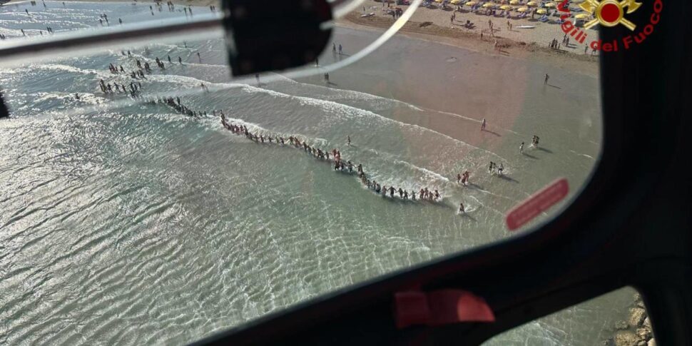 https://assets.gds.it/2025/08/SCATTIDELGIORNO-Bimbo-disperso-in-mare-turisti-fanno-catena-umana-per-ricerche_86801084-970x485.jpg