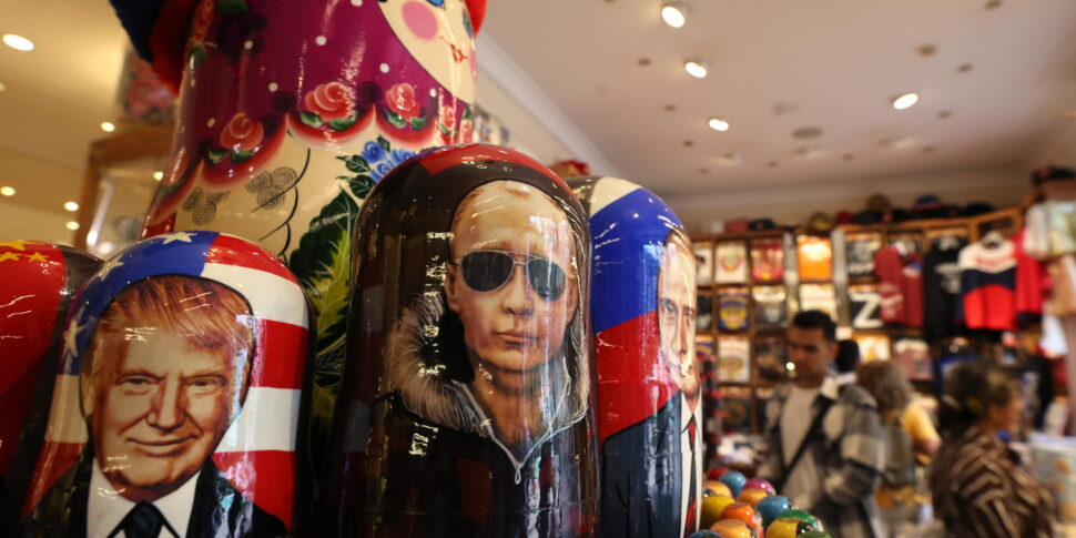 https://assets.gds.it/2025/08/Souvenir-market-in-Moscow-ahead-of-Russian-President-Putin-meeting-with-US-President-Trump-in-Alaska_86830743-970x485.jpg