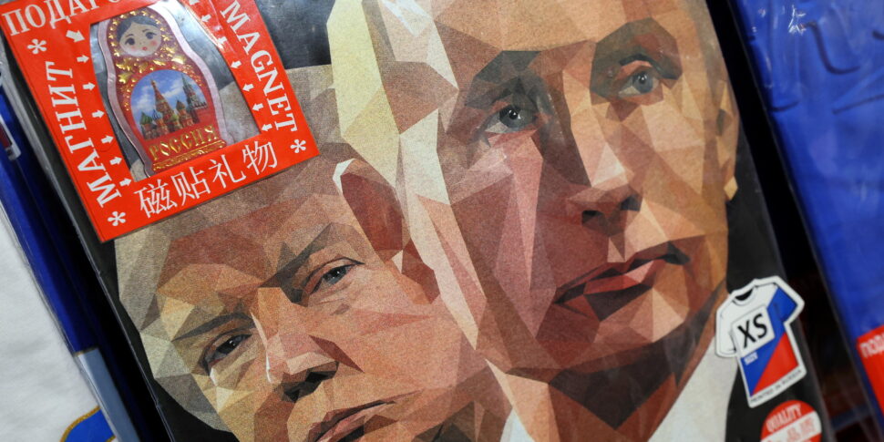 https://assets.gds.it/2025/08/Souvenir-market-in-Moscow-ahead-of-Russian-President-Putin-meeting-with-US-President-Trump-in-Alaska_86830746-970x485.jpg