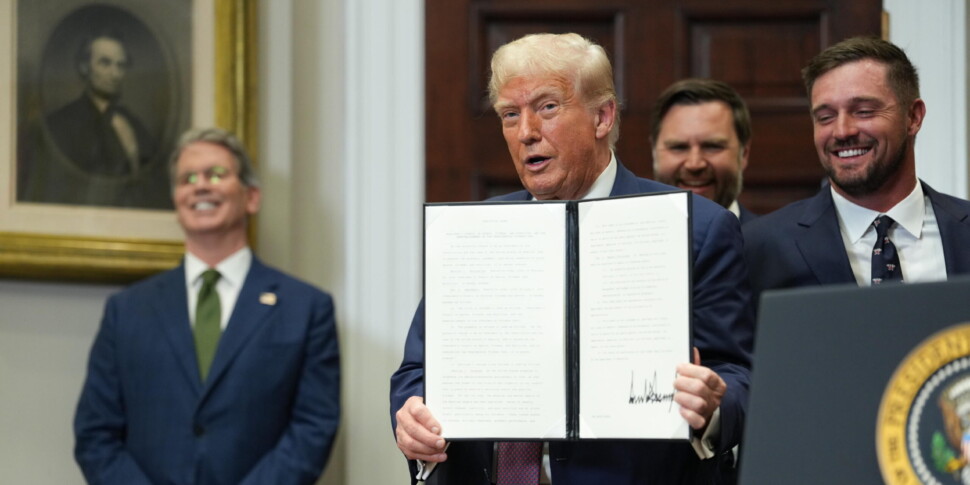 https://assets.gds.it/2025/08/Trump-scaled-970x485-1754025505.jpg