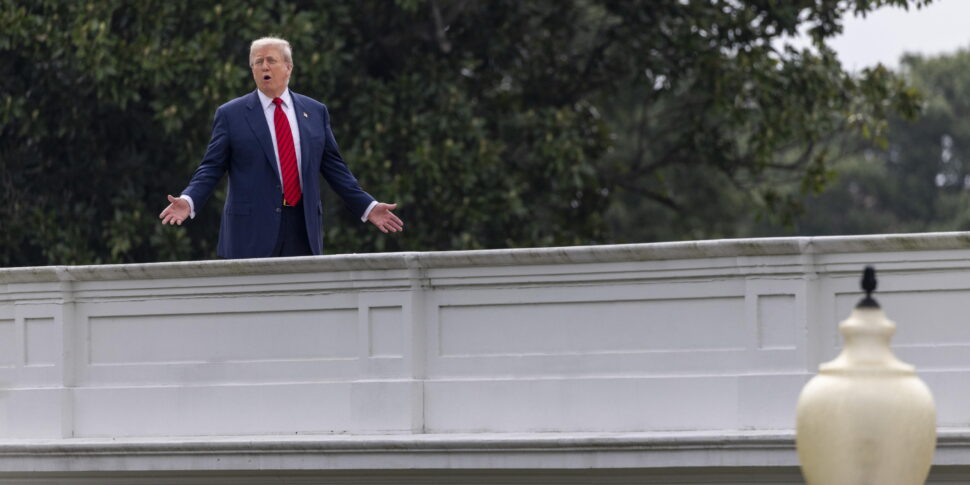 https://assets.gds.it/2025/08/US-President-Donald-J.-Trump-tours-the-roof-at-the-White-House_86719253-970x485.jpg