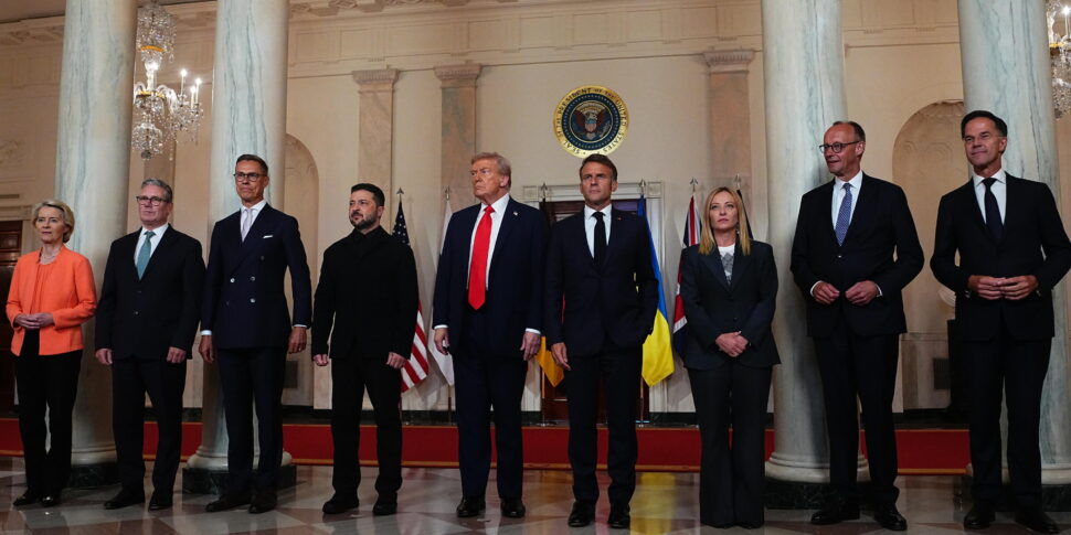 https://assets.gds.it/2025/08/US-President-Trump-meets-Ukraines-President-and-European-leaders-at-White-House_86913379-970x485.jpg