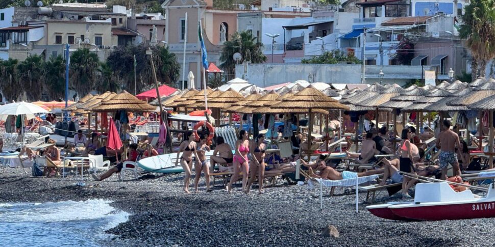 Eolie, turismo tra luci e ombre: a Panarea gli operatori: «Calo del 20%». Il sindaco Gullo: «Più 6%...»