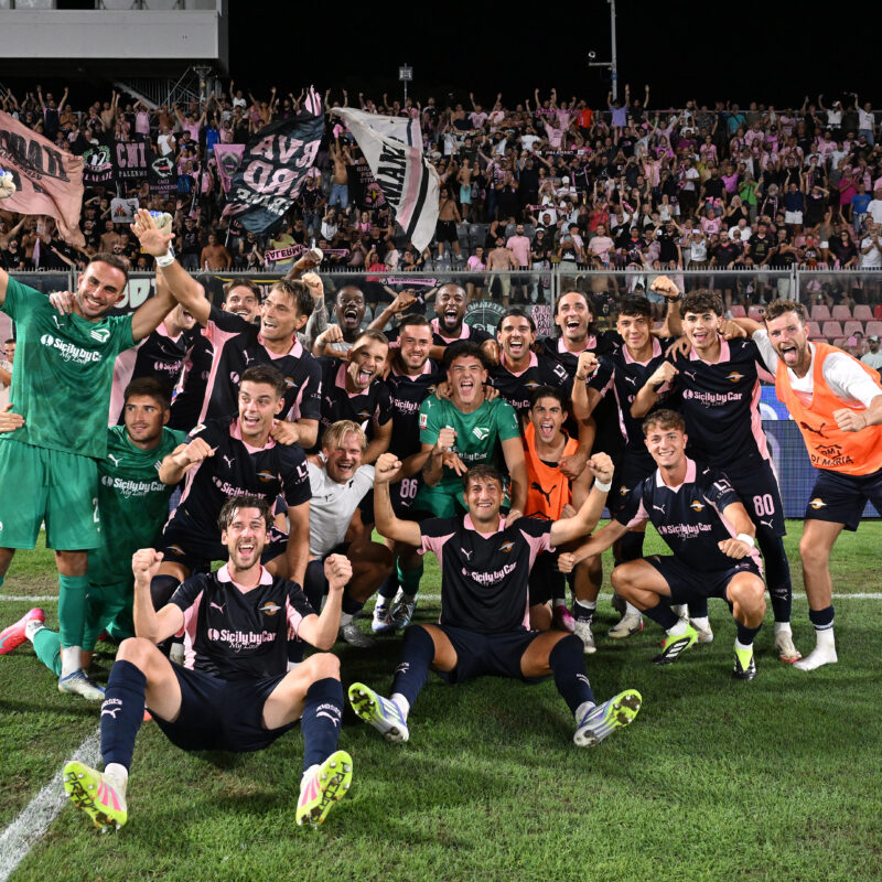 Cremona 16/08/2024: Players of Palermo FC celebrate after winning la partita di Coppa Italia Frecciarossa 2025-2026 Cremonese vs Palermo allo Stadio Giovanni Zini di Cremona(Foto Tullio Puglia)