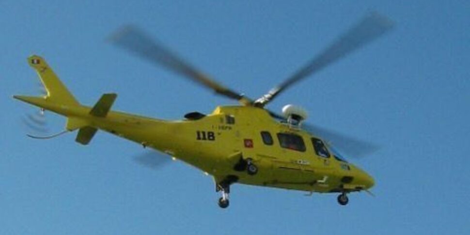Litiga col ragazzo e si lancia dall'auto, grave emorragia cerebrale per una ragazza