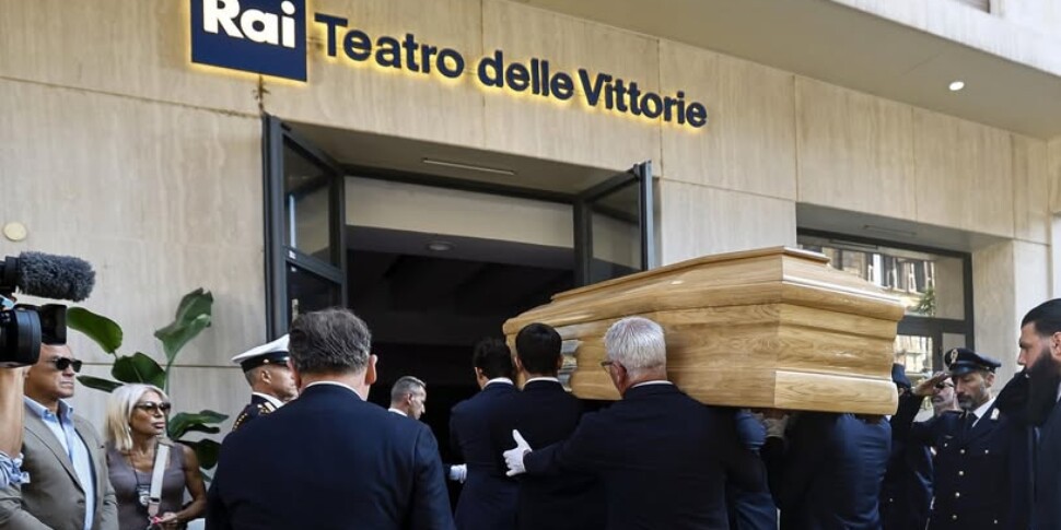 https://assets.gds.it/2025/08/feretro-pippo-baudo-teatro-vittorie-970x485-1755503080.jpg