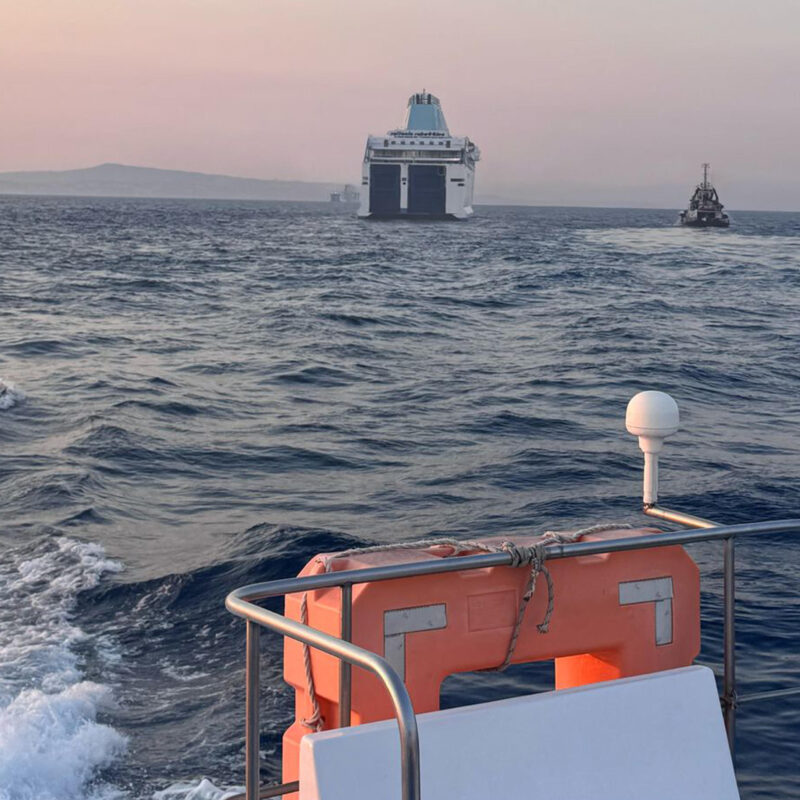 La nave passeggeri Raffaele Rubattino, alla deriva dopo un incendio nella sala macchine che ha messo in avaria i motori, 10 agosto 2025.ANSA/ NPK