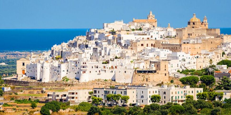 https://assets.gds.it/2025/08/ostuni-970x485.jpg