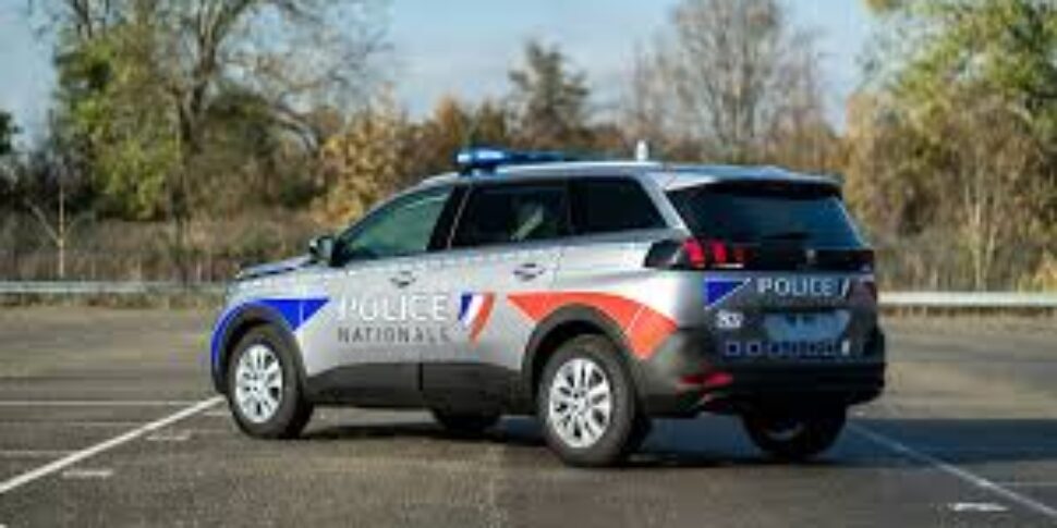https://assets.gds.it/2025/08/polizia-francese-970x485.jpeg