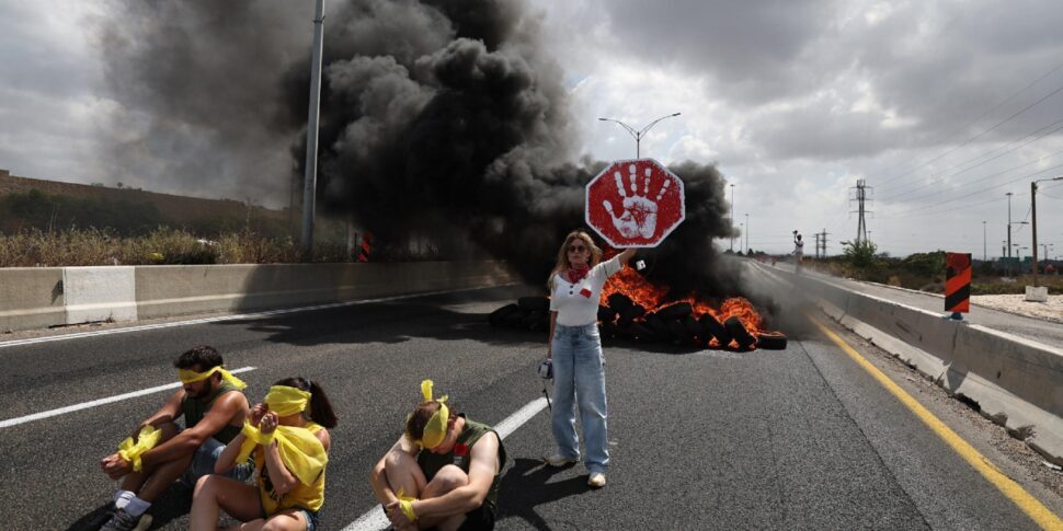 https://assets.gds.it/2025/08/proteste-israele-970x485.jpg