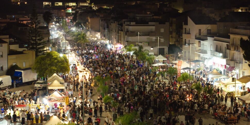 https://assets.gds.it/2025/08/sagra-della-salsiccia-foto-1-970x485.jpeg