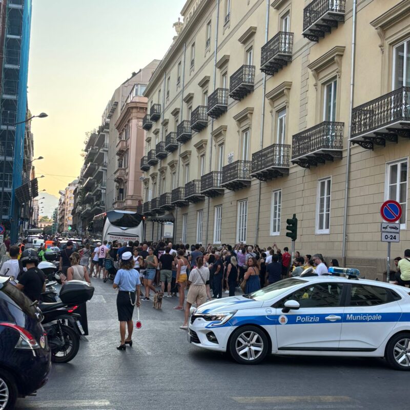 In centinaia attendono l'uscita dei giocatori dall'Hotel delle Palme mentre al Barbera inizia la festa