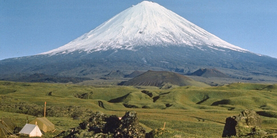 https://assets.gds.it/2025/08/vulcano-Krasheninnikov-970x485.jpg