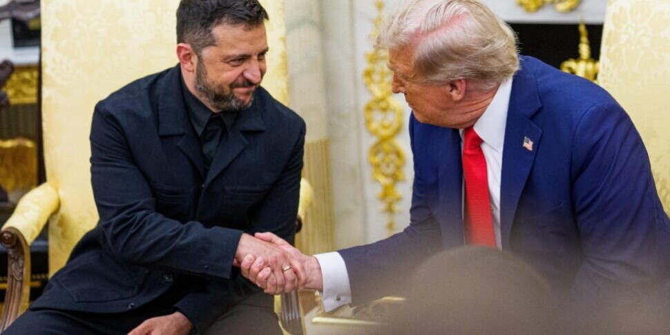 https://assets.gds.it/2025/08/zelensky-trump-stretta-di-mano-970x485-1756052152.jpg