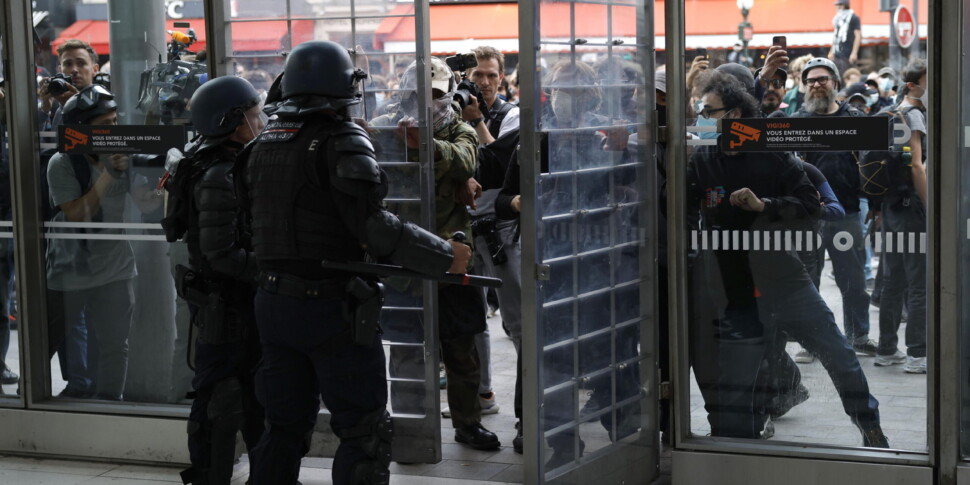 https://assets.gds.it/2025/09/Block-everything-protests-sweep-across-France_87373135-scaled-970x485-1757505138.jpg