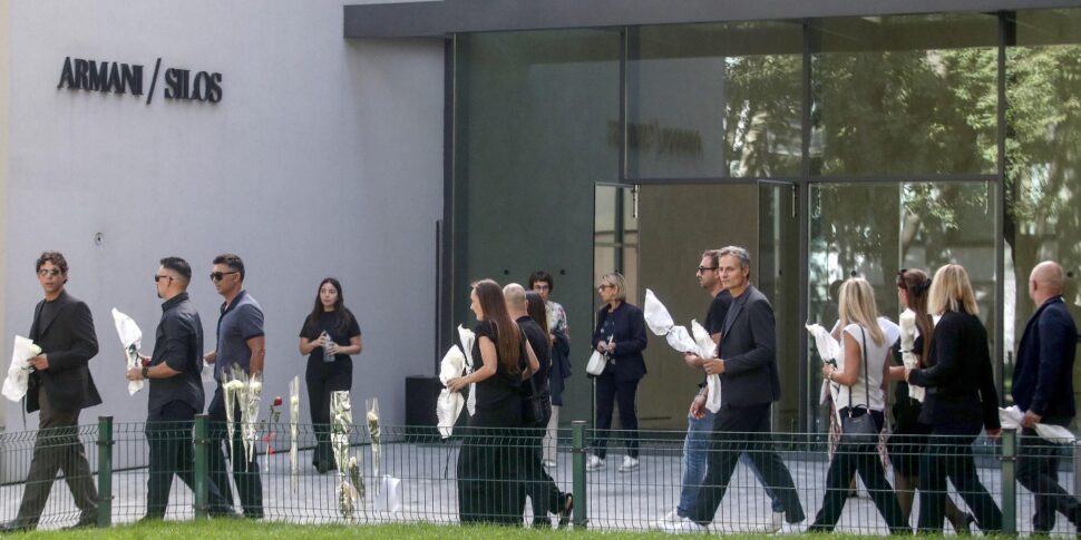 https://assets.gds.it/2025/09/Camera-ardente-Giorgio-Armani-a-Milano-970x485.jpeg