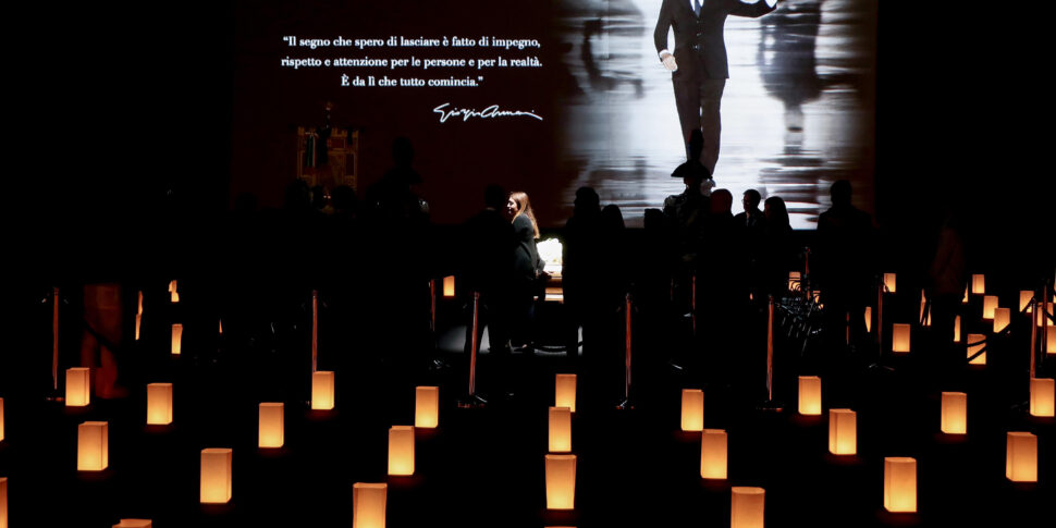 https://assets.gds.it/2025/09/Camera-ardente-di-Armani-nel-suo-teatro-a-Milano_87290127-970x485.jpg