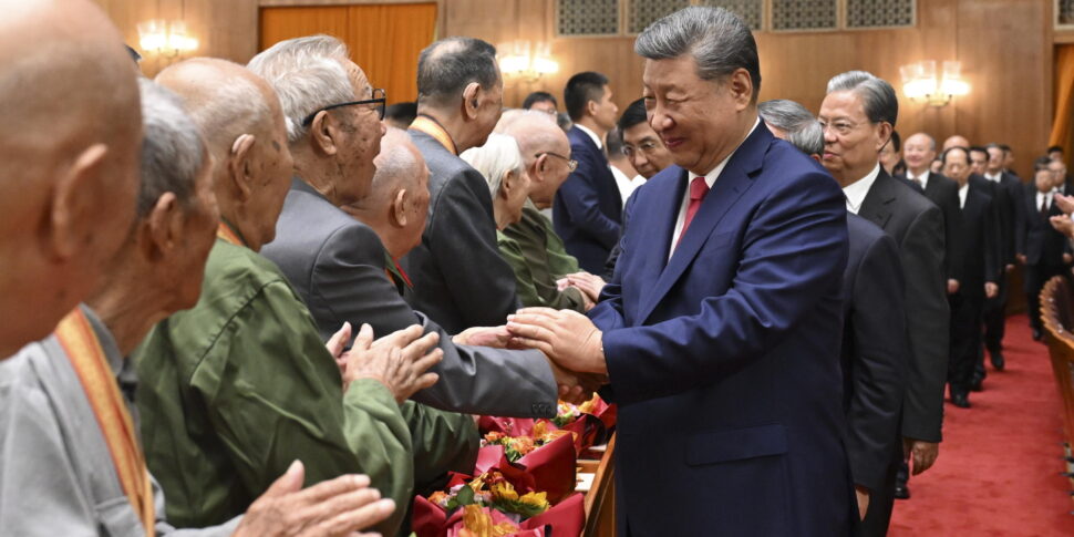 https://assets.gds.it/2025/09/Chinese-President-Xi-greets-veterans-at-gala-honoring-80th-war-victory-anniversary_87243222-970x485.jpg