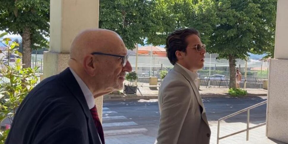 Ciro Grillo (D) entra nel tribunale di Tempio Pausania con l'avvocato Andrea Vernazza, 30 giugno 2025. ANSA/ANTONELLA BRIANDA