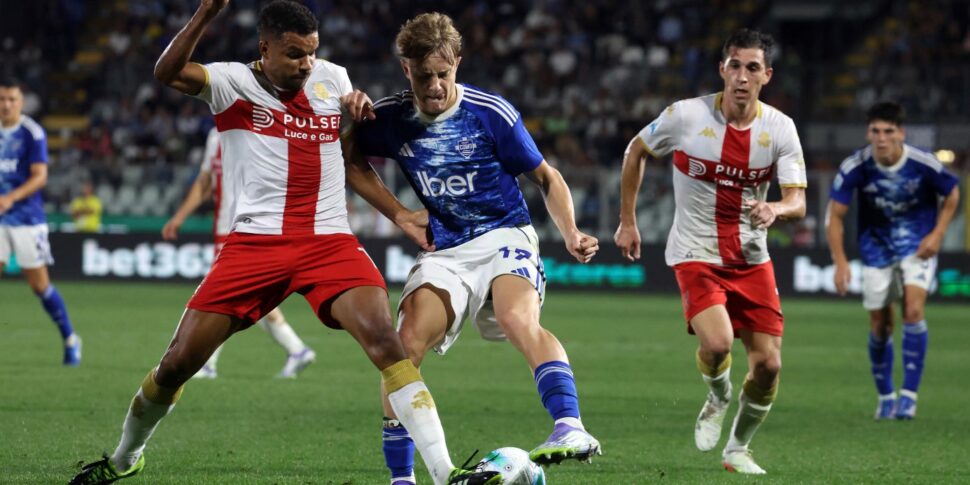 https://assets.gds.it/2025/09/Como-Genoa-Junior-Messias-e-Jesus-Rodriguez-970x485.jpeg