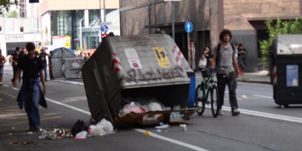 https://assets.gds.it/2025/09/Fumogeni-e-idranti-contro-blocco-autostrada-a-Bologna_87638463-scaled-e1758566220707-970x485.jpg