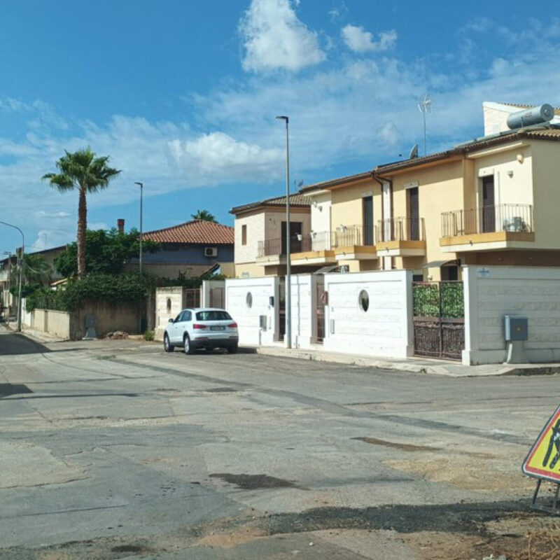 Il luogo nel rione Forcone di Vittoria dove è avvenuto il sequestro di un giovane, figlio di un noto commerciante del settore ortofrutticolo della zona, Vittoria (Ragusa), 26 settembre 2025. ANSA/FRANCESCA GABIBBO