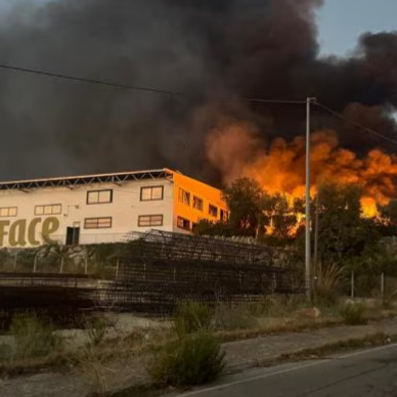 Catania, incendio in un centro di stoccaggio rifiuti: densa nube nera nella zona industriale
