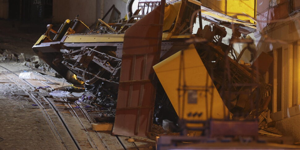 https://assets.gds.it/2025/09/Lisbon-funicular-derailed-killing-at-least-15-people_87238515-970x485.jpg