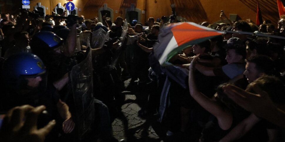 https://assets.gds.it/2025/09/Manifestazione-Gaza-a-Roma-970x485.jpeg