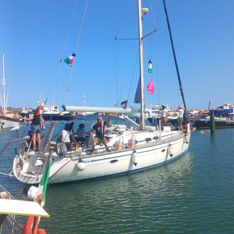 The first Italian sailing vessel of the Global Sumud Flotilla, the humanitarian mission to help the people of Gaza, has departed from a small port in Augusta, near Syracuse. One by one, the 18 boats that make up the group setting sail from Sicily are casting off to head for Gaza. At sea, they will rejoin the 10 boats that have been in the port of Bizerte, Tunisia, for days, and the six boats from Greece. Augusta, September 13, 2025. ANSA / ALESSANDRO RICUPERO