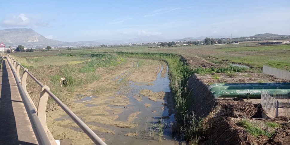 https://assets.gds.it/2025/09/Pompe-che-attingono-da-fiume-970x485.jpg