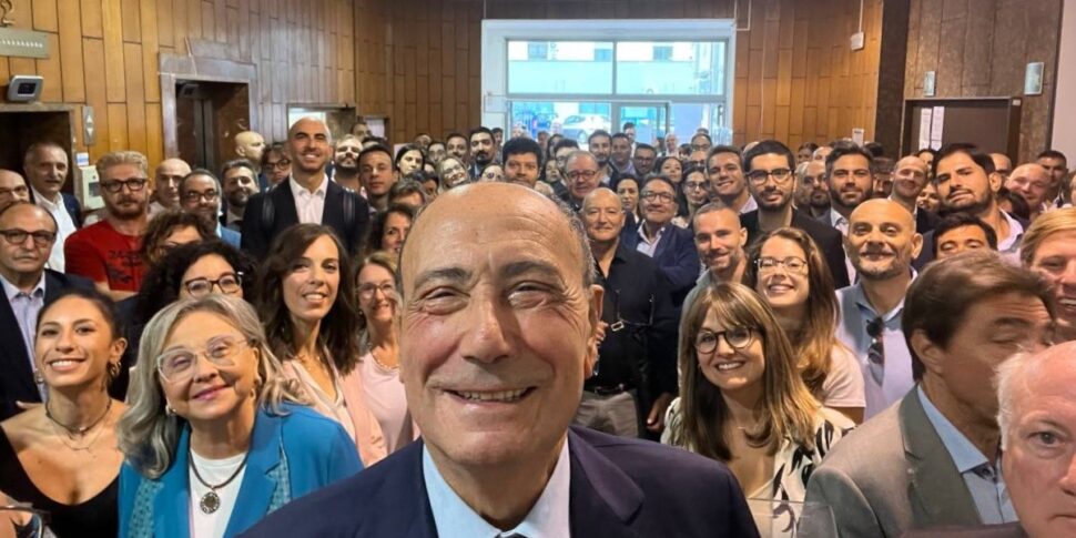 https://assets.gds.it/2025/09/Presidente-Schifani-con-il-gruppo-degli-assunti-970x485.jpeg