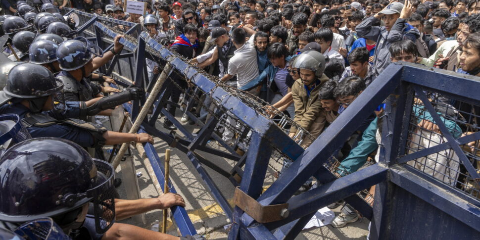https://assets.gds.it/2025/09/Protesters-clash-with-police-over-social-media-ban-in-Nepal_87334485-970x485.jpg