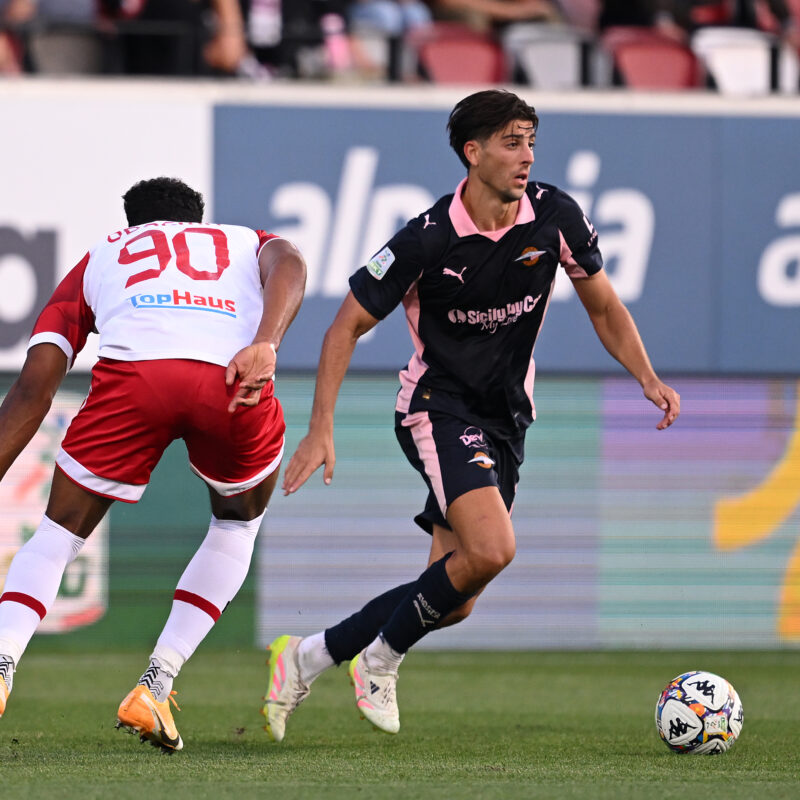 BOLZANO, ITALY - SEPTEMBER 14: Filippo Ranocchia of Palermo FC evades challenge from Raphael Odogwu of Sudtirol during the Serie B match between Sudtirol and Palermo at Stadio Druso on September 14, 2025 in Bolzano, Italy. (Photo by Tullio Puglia/Getty Images)