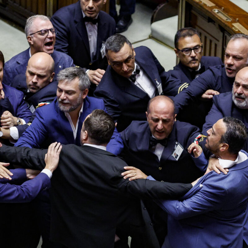 Il deputato del Movimento 5 Stelle Leonardo Donno (D) durante lo scontro con il deputato di Forza Italia Paolo Barelli (S) dopo il risultato del voto finale del disegno di legge costituzionale sulla riforma della magistratura per la separazione della carriere, Camera dei Deputati, Roma18 settembre 2025. ANSA/FABIO FRUSTACI