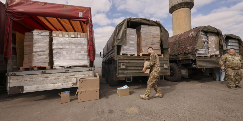 https://assets.gds.it/2025/09/Russian-Communist-Party-sends-humanitarian-convoy-for-Russian-soldiers-on-Ukrainian-frontline_87331918-970x485.jpg