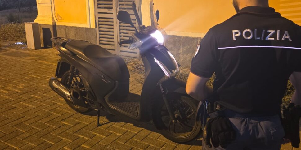 https://assets.gds.it/2025/09/SI-PRESENTA-PER-FIRMARE-IN-COMMISSARIATO-CON-UNO-SCOOTER-RUBATO.-SCOPERTO-E-DENUNCIATO-PER-RICETTAZIONE-DALLA-POLIZIA-DI-STATO-970x485.jpg