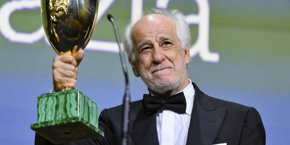 https://assets.gds.it/2025/09/Toni-Servillo-970x485.jpeg
