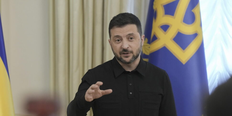 https://assets.gds.it/2025/09/Ukrainian-President-Zelensky-briefs-media-on-US-trip_87750332-scaled-e1759000743837-970x485.jpg