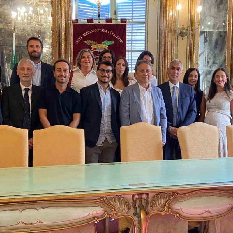 Il direttore generale della Città Metropolitana, Nicola Vernuccio, con i nuovi assunti