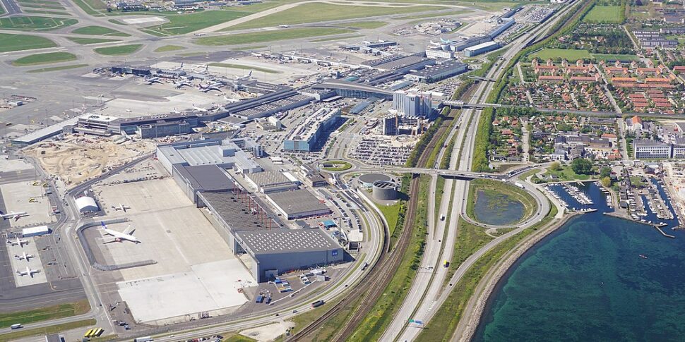 https://assets.gds.it/2025/09/aeroporto-copenaghen-1-e1758571873881-970x485.jpg