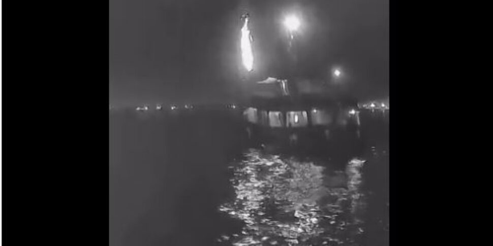 https://assets.gds.it/2025/09/attacco-flotilla-tunisia-greta-thunberg-970x485.jpg