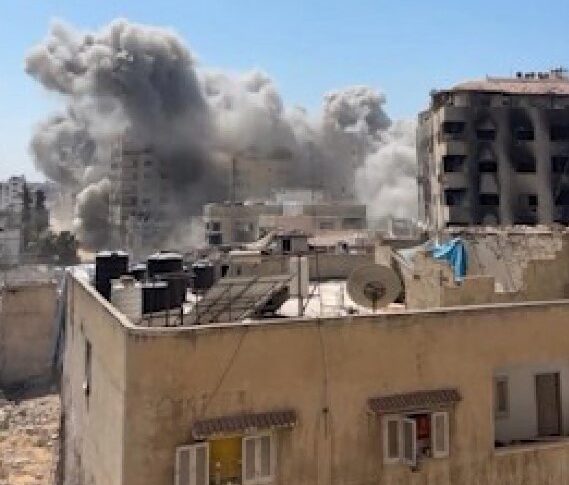 https://assets.gds.it/2025/09/grattacielo-abbattuto-a-Gaza-569x485.jpeg